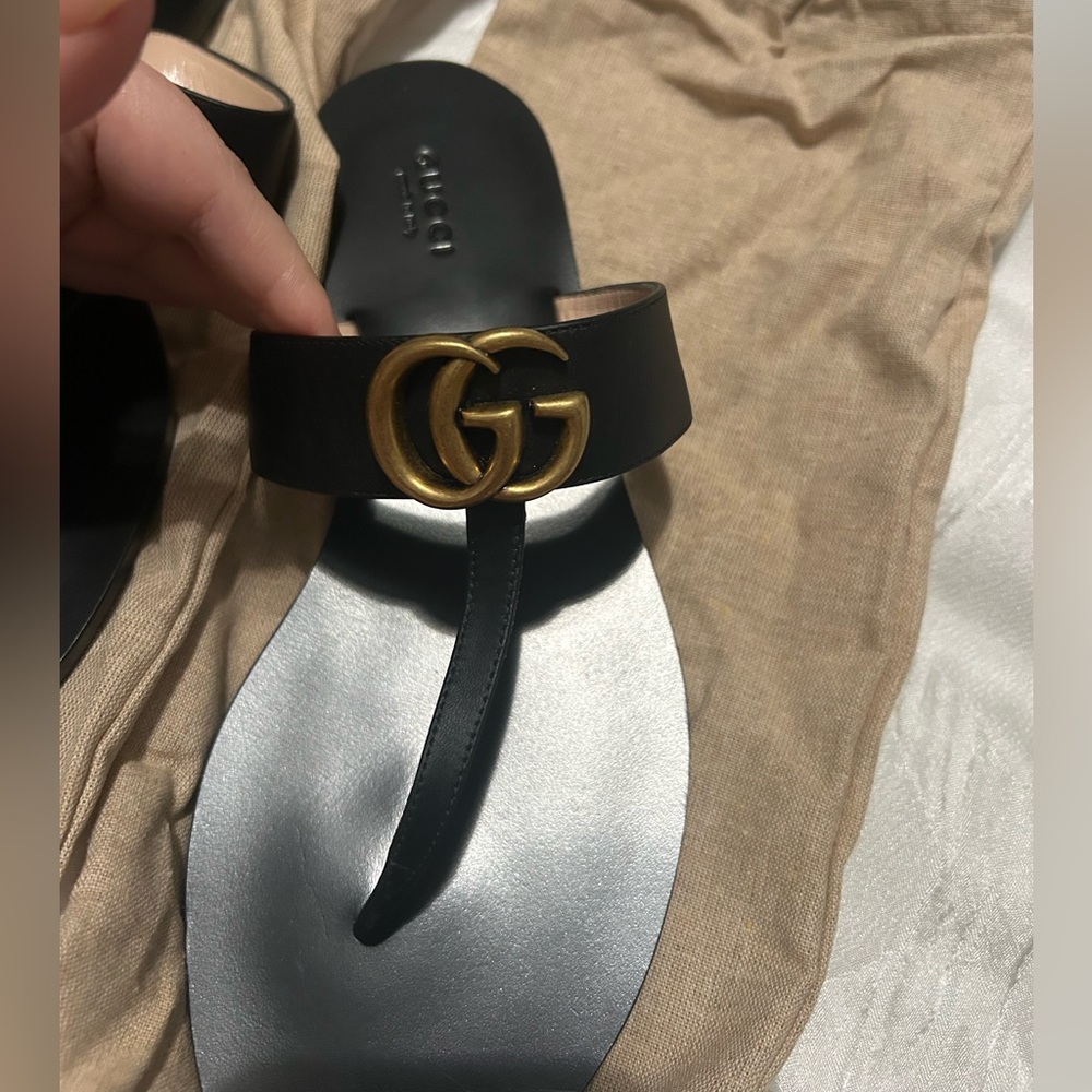 Gucci Women's Marmont Thong Sandals - Black Sandals Gold Hardware GOOD AS NEW - Picture 2 of 15
